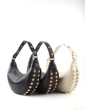 Afbeelding in Gallery-weergave laden, Hobo dames schoudertas Angelle met studs en goudkleurige details. Een stijlvolle hobo tas met trendy uitstraling, perfect voor dagelijks gebruik.
