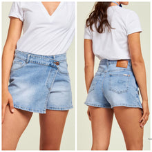 Afbeelding in Gallery-weergave laden, Denim Skort van Toxik3 is een combinatie van een rok en een broek, heeft stretch en heeft lusjes, kan met een riem gedragen worden. Deze denim skort biedt ultiem comfort en heeft een frisse, casual look. Laat je unieke stijl stralen en voel je zelfverzekerd met deze veelzijdige skort!
