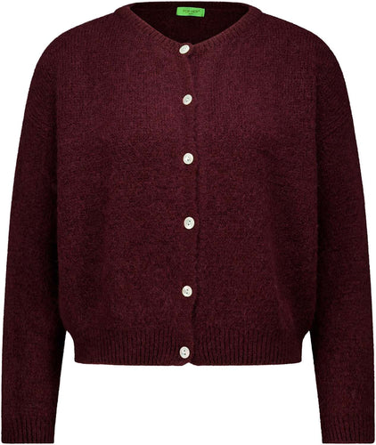 Donker Rood Vest Grande Chic in de kleur Bordeaux. Vest met ronde hals, lange mouwen en knoopjes. Super Zacht Vest en Trui ineen, nu al een bestseller! Grande Chic Vest van Beauregard is verkrijgbaar in verschillende kleuren.