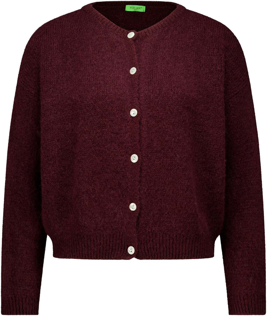 Donker Rood Vest Grande Chic in de kleur Bordeaux. Vest met ronde hals, lange mouwen en knoopjes. Super Zacht Vest en Trui ineen, nu al een bestseller! Grande Chic Vest van Beauregard is verkrijgbaar in verschillende kleuren.