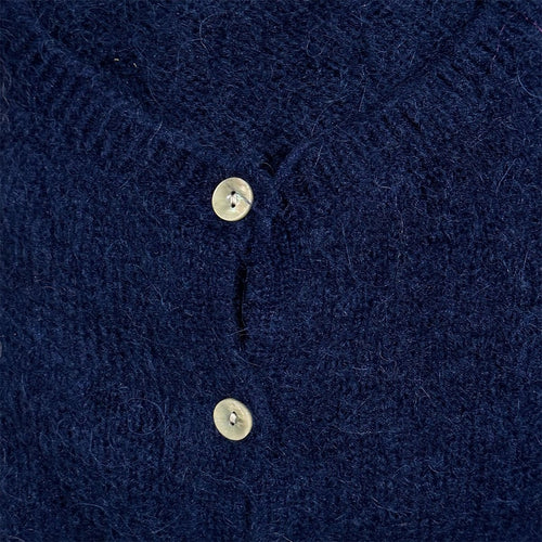 Donkerblauw Vest 'For Her' van So Beau by Beauregard in de kleur Marine. Vest met een ronde hals, lange mouwen en knoopjes om het vest eventueel te sluiten, om het als trui te dragen. Vest is verkrijgbaar in verschillende kleuren. Super Zacht Vest, is nu al een van onze bestsellers!