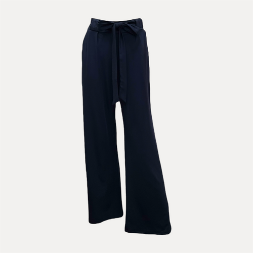Donkerblauwe Broek van het Comfy Pak Kiki van Chastar is een super comfortabel, zacht en stijlvolle broek van tricot, welke gemakkelijk te combineren is en vele mogelijkheden biedt. Natuurlijk als pak kun je hier casual gekleed mee voor de dag komen. Tevens kun je de top en de broek afzonderlijk van elkaar dragen.