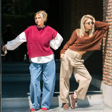 Load image into Gallery viewer, Bruine Trui, Sweater Mary Brown van Cycleur de Luxe is een luxueuze trui van angorawol, gedekte knopen onderkant. Angora combineert zachtheid en elegantie.
