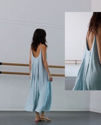 Blauwe Jurk Aspen Dress Summer Blue van Moment Amsterdam is een luchtige zomerjurk met plooitjes van 100% linnen met spaghetti bandjes. De ideale jurk voor een mooie zomerdag. Item referentie 27.119.25_417.