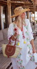 Afbeelding in Gallery-weergave laden, Witte Lange Jurk van Katoen, de Dress Cotton White Green Embroidery van Place du Soleil. De lange jurk is gevoerd, heeft splitten en 3/4 mouwen met een manchet. Deze geweldige jurk heeft prachtige borduursels met subtiele goudkleurige pailletten. Jurk heeft een geborduurde oranje kleurige boord met V-hals, strikkoord en gele kleur flosjes.
