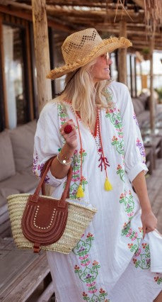 Witte Lange Jurk van Katoen, de Dress Cotton White Green Embroidery van Place du Soleil. De lange jurk is gevoerd, heeft splitten en 3/4 mouwen met een manchet. Deze geweldige jurk heeft prachtige borduursels met subtiele goudkleurige pailletten. Jurk heeft een geborduurde oranje kleurige boord met V-hals, strikkoord en gele kleur flosjes.