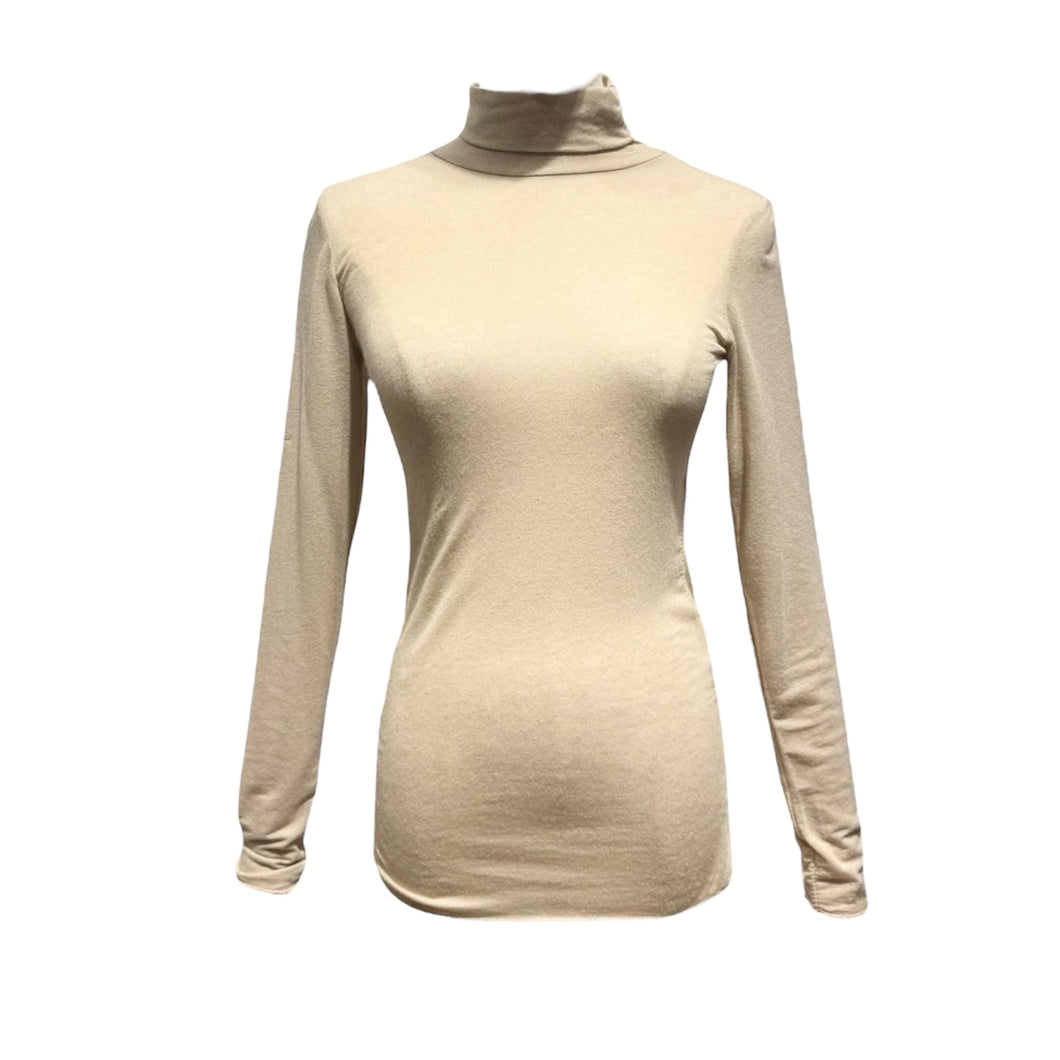 Beige Dunne Trui Coco, is een super fijngebreid truitje met een colletje en lange mouwen. Trui Coco is translucent, vervaardigd van een mooie cashmere blend en is in verschillende kleuren verkrijgbaar: bruin, beige, blauw, zwart, bordeaux.