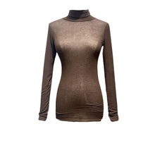 Afbeelding in Gallery-weergave laden, Bruine Dunne Trui Coco, is een super fijngebreid truitje met een colletje en lange mouwen. Trui Coco is translucent, vervaardigd van een mooie cashmere blend en is in verschillende kleuren verkrijgbaar: bruin, beige, blauw, zwart, bordeaux.
