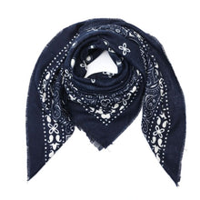 Afbeelding in Gallery-weergave laden, Maak je outfit compleet met dit stijlvolle, zachte sjaaltje met paisley print, in navy kleur. Verkrijgbaar in verschillende kleuren. Draag het sjaaltje casual bij een blouse of jas, of geef een eenvoudige outfit direct een chique touch.
