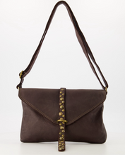 Afbeelding in Gallery-weergave laden, Prachtige Tas Millen is een gewassen lederen schoudertas met bronskleurige studs en heeft een vintage uitstraling. Tas heeft aan de voorzijde een flap met magneetsluiting, aan de achterzijde een handig vak met ritssluiting. Tevens heeft deze tas een binnenvak, welke is af te sluiten met een ritssluiting. Tas Millen kan ook gedragen worden als crossbody tas, wordt geleverd met een verstelbaar hengsel. 
