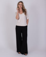 Afbeelding in Gallery-weergave laden, Offwhite Top van Viscosemix met Diepe V-Hals – Relaxte Pasvorm, Stijlvol &amp; Clean van The Clothed Collectie. Een stijlvolle Top met een diepe V-hals en omslag boord bij de aangesloten mouwen. De perfect top voor zomerse dagen, maar ook om het gehele jaar door te dragen onder een blouse of blazer. Top Pylos is verkrijgbaar in verschillende kleuren: Offwhite, Old Pink.
