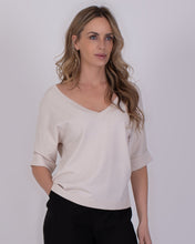 Afbeelding in Gallery-weergave laden, Offwhite Top van Viscosemix met Diepe V-Hals – Relaxte Pasvorm, Stijlvol &amp; Clean van The Clothed Collectie. Een stijlvolle Top met een diepe V-hals en omslag boord bij de aangesloten mouwen. De perfect top voor zomerse dagen, maar ook om het gehele jaar door te dragen onder een blouse of blazer. Top Pylos is verkrijgbaar in verschillende kleuren: Offwhite, Old Pink.
