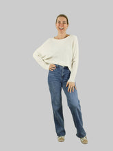Afbeelding in Gallery-weergave laden, Stijlvolle trui met boothals, off shoulder te dragen en vleermuismouwen. Zacht, comfortabel en veelzijdig. Perfect voor casual en elegante looks.

