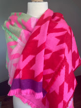 Load image into Gallery viewer, Lange Sjaal van Moment Amsterdam met referentie 54.413-23 heeft franjes en is in de prachtige fluo kleuren, roze, rood, lime, oranje, paars. Afmeting sjaal is 180cm x 65cm. Met deze sjaal blijf je lekker warm en maak jij jouw outfit helemaal compleet.
