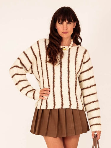 Beige Trui van Musy Muse in de kleur Beige met bruine verticale strepen, in bouclé look. Trui heeft een boothals en lange mouwen.