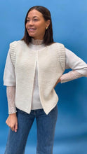 Afbeelding in Gallery-weergave laden, Ecru Gilet LEGIGI heeft een gebreide moussesteek, in de kleur Ecru is een recht model en valt op heuphoogte. Mouwloos gilet heeft een open ronde hals en een geribde afwerking. Dit leuke gilet is verkrijgbaar in verschillende kleuren: Vert (groen), Ecru, Sahara (camel), Menthe, Malabar (oudroze), Blanc (wit), Mint.
