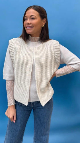 Ecru Gilet LEGIGI heeft een gebreide moussesteek, in de kleur Ecru is een recht model en valt op heuphoogte. Mouwloos gilet heeft een open ronde hals en een geribde afwerking. Dit leuke gilet is verkrijgbaar in verschillende kleuren: Vert (groen), Ecru, Sahara (camel), Menthe, Malabar (oudroze), Blanc (wit), Mint.