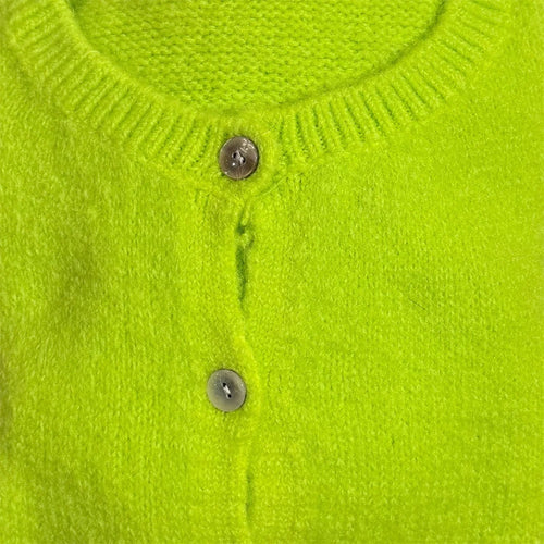 Felgroen Vest 'For Her' van So Beau by Beauregard, in de kleur Jaune Fluo. Vest met een ronde hals, lange mouwen en knoopjes om het vest eventueel te sluiten, om het als trui te dragen. Vest is verkrijgbaar in verschillende kleuren. Super Zacht Vest, is nu al een van onze bestsellers!