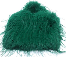 Afbeelding in Gallery-weergave laden, Groene Tas, Superleuke Fluffy Tas is een zachte, pluizige handtas in een geweldige kleur! De tas heeft twee hengsels en een afneembare goudkleurige ketting, is gevoerd en heeft een magneetsluiting. Ze voelen aaibaar aan en geven je festival outfit een speelse look! 
Tas Fluffy is verkrijgbaar in verschillende kleuren: Pink, Green, Navy.
