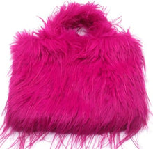 Afbeelding in Gallery-weergave laden, Roze Tas, Superleuke Fluffy Tas is een zachte, pluizige handtas in een geweldige kleur! De tas heeft twee hengsels en een afneembare goudkleurige ketting, is gevoerd en heeft een magneetsluiting. Ze voelen aaibaar aan en geven je festival outfit een speelse look! 
Tas Fluffy is verkrijgbaar in verschillende kleuren: Pink, Green, Navy.
