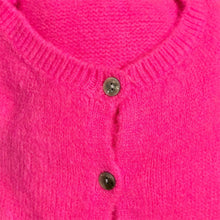 Afbeelding in Gallery-weergave laden, Felroze Vest Grande Chic in de kleur Fuchsia. Vest met ronde hals, lange mouwen en knoopjes. Super Zacht Vest en Trui ineen, nu al een bestseller! 
Grande Chic Vest van Beauregard is verkrijgbaar in verschillende kleuren.
