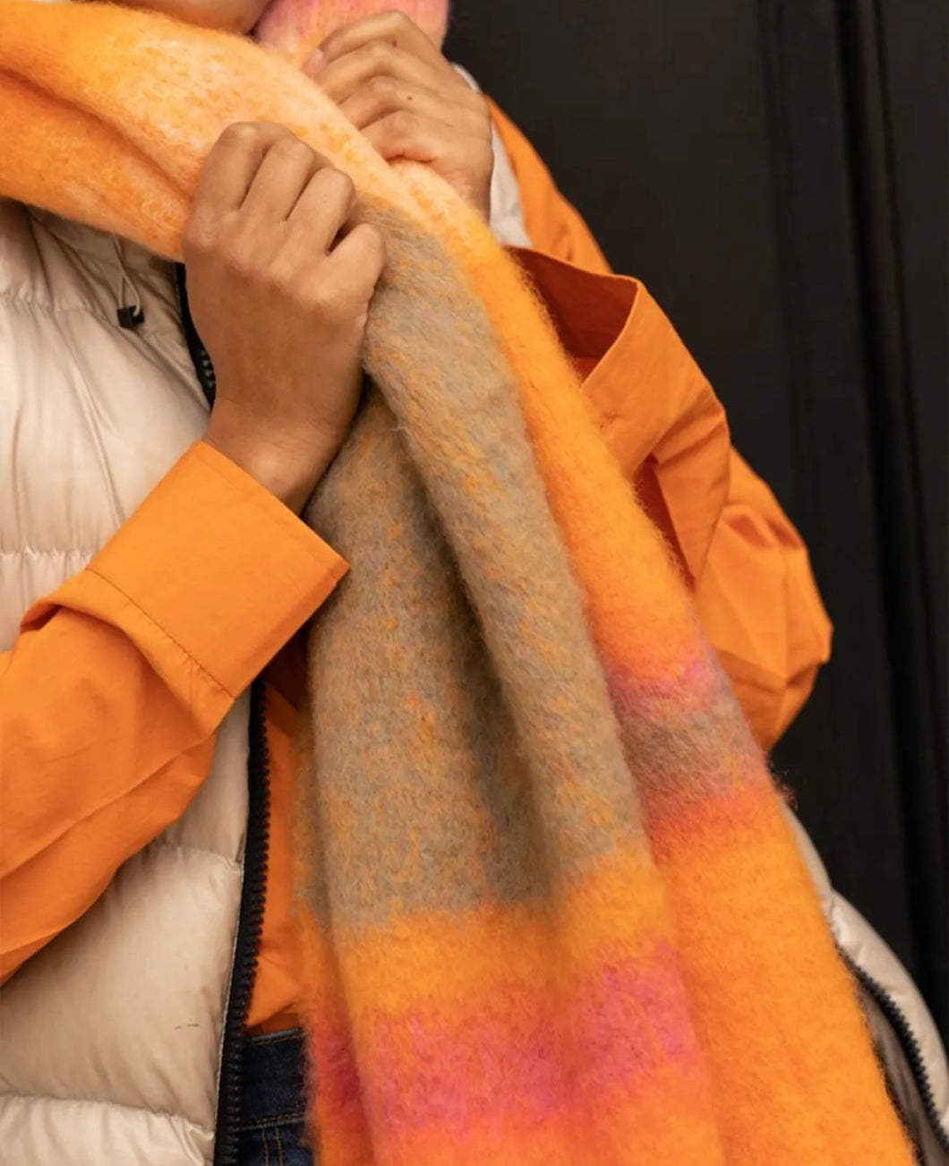 Oranje Sjaal, een prachtige sjaal van Moment Amsterdam referentie 53.312-23 in de kleur warm oranje met afmeting  180cmx35cm. Met deze sjaal blijf je lekker warm en maak jij jouw outfit compleet.