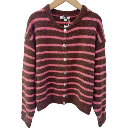 Gestreept Vest, in de kleuren bruin en roze. Vest met een ronde hals, lange mouwen en knoopjes om het vest eventueel te sluiten, om als trui te dragen. 