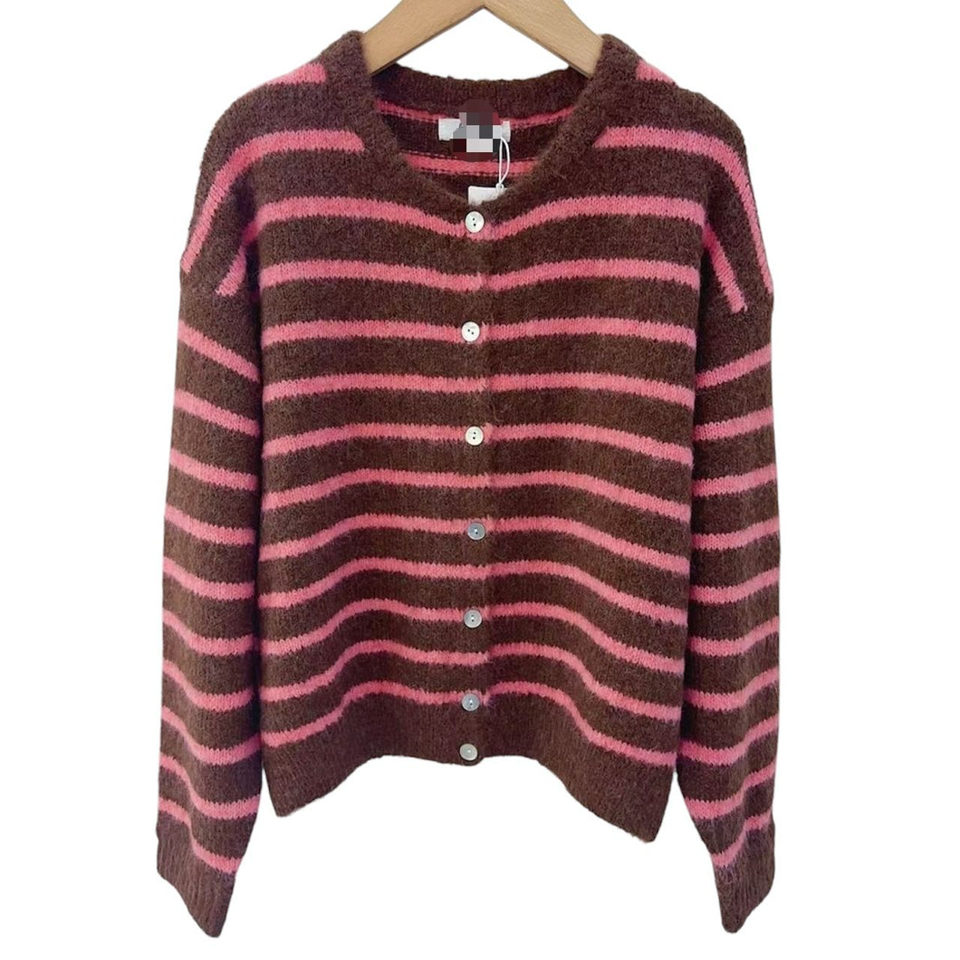 Gestreept Vest, in de kleuren bruin en roze. Vest met een ronde hals, lange mouwen en knoopjes om het vest eventueel te sluiten, om als trui te dragen. 