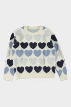Afbeelding in Gallery-weergave laden, Ecru Trui met Hartjes. Deze zachte, gebreide trui straalt warmte en speelsheid uit dankzij het patroon van hartjes in verschillende tinten blauw en ecru. De zorgvuldig gekozen kleuren – van diep marineblauw tot licht pastelblauw – vormen samen een harmonieus geheel dat subtiel contrasteert met het ecru. Het hartjesmotief loopt gelijkmatig over de trui, waardoor een charmante en unieke uitstraling ontstaat.
