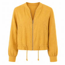 Load image into Gallery viewer, Linnen bomberjack in okergeel met ritssluiting, steekzakken, ronde hals en verstelbaar trekkoord. Luchtig, stijlvol en perfect voor elke zomerse outfit, in diverse kleuren
