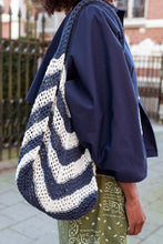Afbeelding in Gallery-weergave laden, De combinatie van verschillende kleuren zorgt voor een speelse en frisse uitstraling – perfect voor een dagje uit, boodschappen of een bezoek aan het strand. Deze gehaakte tas is niet alleen praktisch, maar ook een echte eyecatcher. Leuk voor jezelf of als origineel cadeau! Gehaakte Tas Mare gestreept is in verschillende kleuren verkrijgbaar: Blauw (Navy) en Bruin.
