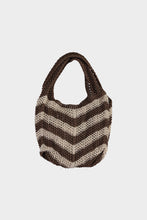 Afbeelding in Gallery-weergave laden, De combinatie van verschillende kleuren zorgt voor een speelse en frisse uitstraling – perfect voor een dagje uit, boodschappen of een bezoek aan het strand. Deze gehaakte tas is niet alleen praktisch, maar ook een echte eyecatcher. Leuk voor jezelf of als origineel cadeau! Gehaakte Tas Mare gestreept is in verschillende kleuren verkrijgbaar: Blauw (Navy) en Bruin.

