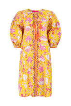 Load image into Gallery viewer, Gele Jurk, Yellow Print Purple Embroidery van Place du Soleil. De jurk is een licht klokkend model met 3/4 mouwen met manchet en heeft werkelijk prachtige borduursels in paars en oranje met pailletten. Blouse top heeft 4 knoopjes en strikkoord met oranje flosjes. Deze geweldige jurk is in de kleurencombinatie geel, paars, oranje.
