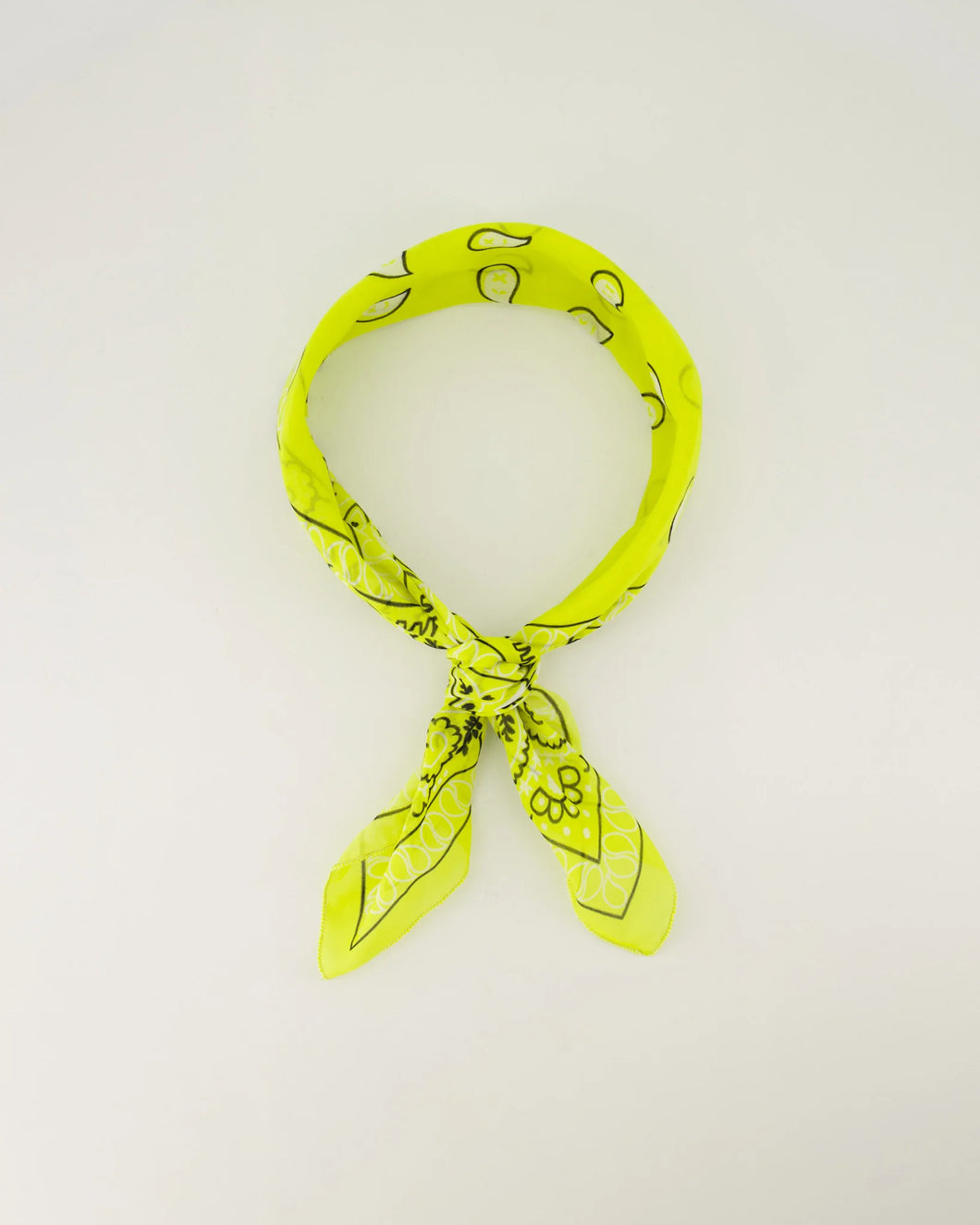 Veelzijdige Sjaal van Astrid Groot is een leuke sjaal met print. Een leuke accessoire om op verschillende manieren te dragen, om je nek, in het haar of aan een tas. 
Deze sjaal is in verschillende kleuren verkrijgbaar: Kelly Green, Geel, Jeansblauw, Fuchsia.