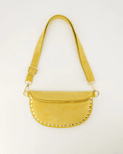 Afbeelding in Gallery-weergave laden, Gele Tas Debby is een zandkleurige lederen heuptas tas, gemaakt van suède leer. Met afneembaar/verstelbaar hengsel, tas heeft studs en is te sluiten met rits.
