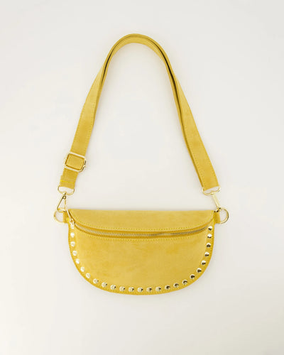 Gele Tas Debby is een zandkleurige lederen heuptas tas, gemaakt van suède leer. Met afneembaar/verstelbaar hengsel, tas heeft studs en is te sluiten met rits.