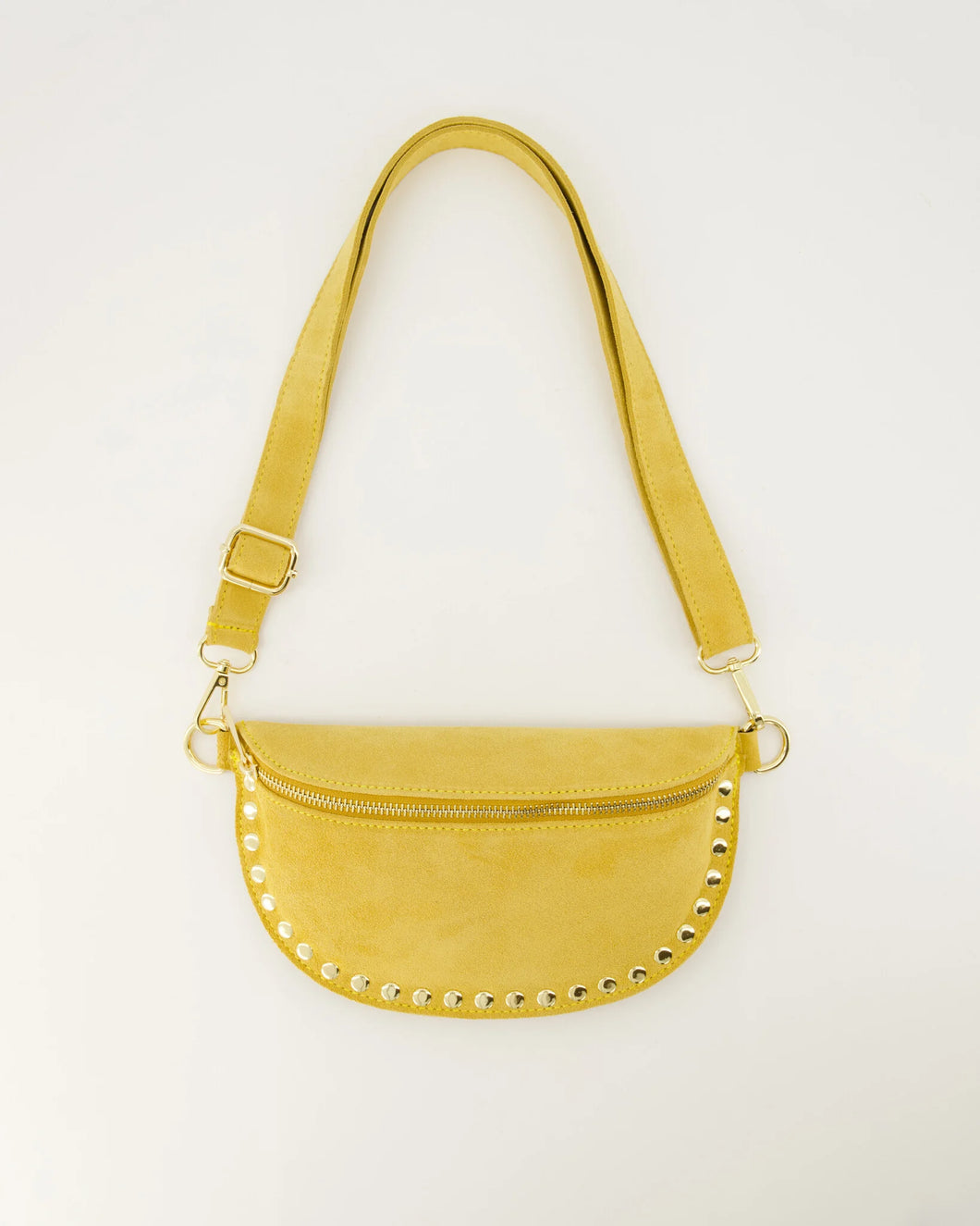 Gele Tas Debby is een zandkleurige lederen heuptas tas, gemaakt van suède leer. Met afneembaar/verstelbaar hengsel, tas heeft studs en is te sluiten met rits.