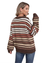 Afbeelding in Gallery-weergave laden, Zacht Gestreept Vest in bruintinten met goudkleurige knopen. Trendy en speels vest met strepen. Het zachte breisel en de vrolijke kleurencombinatie maken dit vest een echte eyecatcher.
