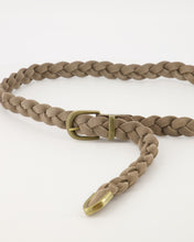 Afbeelding in Gallery-weergave laden, Taupe gevlochten leren riem van suède met bronskleurige gesp. Riem Ilse is verkrijgbaar in verschillende kleuren.
