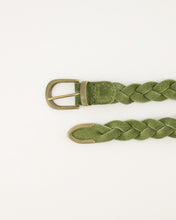 Load image into Gallery viewer, Groene gevlochten leren riem van suède met bronskleurige gesp. Riem Ilse is verkrijgbaar in verschillende kleuren.

