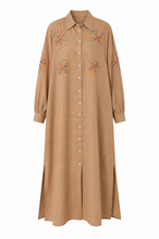 Load image into Gallery viewer, Jurk Minoty Camel van Gold &amp; Silver is een doorknoopjurk met steekzakken, gekleurde kraaltjes geborduurd in bloemen patroon. De jurk heeft lange mouwen, een kraag en knoopsluiting. Een jurk met split om casual te dragen als zomerjurk of op vakantie als kimono. 
