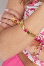 Afbeelding in Gallery-weergave laden, Goudkleurige Bohemian Armband met Roze fantasie steen. Breedte armband is ca. 1cm en is van stainless steel.
