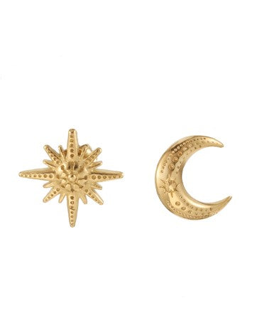 Goudkleurige Oorbellen Sun Moon Gold van by Jam Giojelli, type oorstekers, zijn prachtige goudkleurige oorbellen van stainless steel. Deze set bestaat uit twee verschillende oorbellen in de vorm van een zon en een maan. Afmeting oorbellen is ca. 1cm x 1cm.