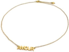 Afbeelding in Gallery-weergave laden, stijlvolle goudkleurige ketting met de tekst “Amour”. Het minimalistische en elegante design straalt liefde en vrouwelijkheid uit, waardoor deze ketting perfect is om iedere dag te dragen.
