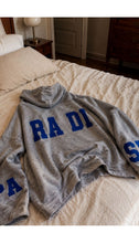Load image into Gallery viewer, Capuchon Vest Adhara is een sportief en ruimvallend item uit de Banditas collectie. Het vest heeft een capuchon zonder koord en is gemakkelijk te sluiten middels een rits. Vest Adhara heeft een een stoere print Paradise op de achterzijde en loopt door op de mouwen. Aan de voorzijde handige steekzakken en is gemaakt van sweater materiaal.
Capuchon Vest Adhara is verkrijgbaar in verschillende kleuren.
