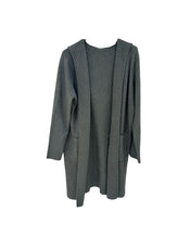Afbeelding in Gallery-weergave laden, Grijs Lang Vest Mae Knitwear, met luxe rijgsteek. Elegant en comfortabel vest in een super zachte knitwear kwaliteit. Het lange model valt soepel langs het lichaam en biedt een stijlvolle, nonchalante uitstraling door de capuchon en zakken. De rijgsteek geeft het vest een moderne en luxe touch.
