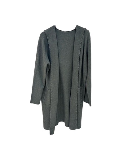 Grijs Lang Vest Mae Knitwear, met luxe rijgsteek. Elegant en comfortabel vest in een super zachte knitwear kwaliteit. Het lange model valt soepel langs het lichaam en biedt een stijlvolle, nonchalante uitstraling door de capuchon en zakken. De rijgsteek geeft het vest een moderne en luxe touch.