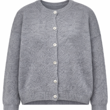 Load image into Gallery viewer, Grijs Vest Grande Chic van Beauregard in de kleur gris clair (2990). Vest met een ronde hals, lange mouwen en knoopjes om het vest eventueel te sluiten, om het als trui te dragen. Oversized Vest is verkrijgbaar in verschillende kleuren.
