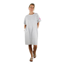 Load image into Gallery viewer, Hét jog-jurkje van dit seizoen! De knielange T-shirtdress is een rechtvallend model en is gemaakt van een luxueuze, zachte kwaliteit stof die prachtig valt en heerlijk draagbaar is.
