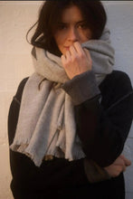 Afbeelding in Gallery-weergave laden, Grijze Sjaal, een zachte sjaal die gemakkelijk te combineren is, stijlvol, vrouwelijk en tijdloos.
